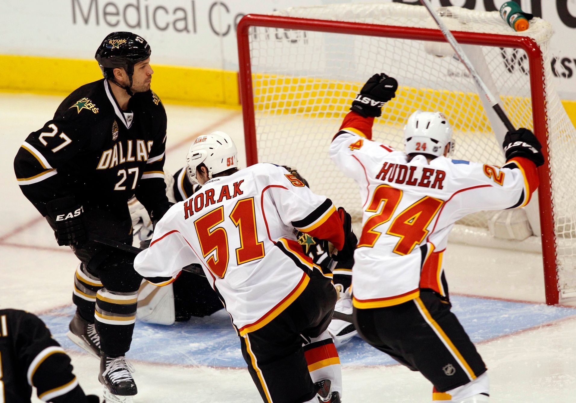 Jiří Hudler a Roman Horák (Calgary Flames) v utkání NHL 2013 proti Dallasu Stars