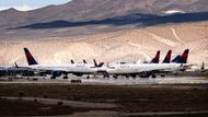 Také stroje amerických Delta Airlines teď hlavně "odpočívají", protože nemají moc kam létat.