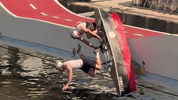 Mezi kreacemi v rámci akce Red Bull Kolo Molo nechyběl ani Titanic na kolech. Přes Vltavu se ale nedostal, museli zasáhnout vodní záchranáři.
