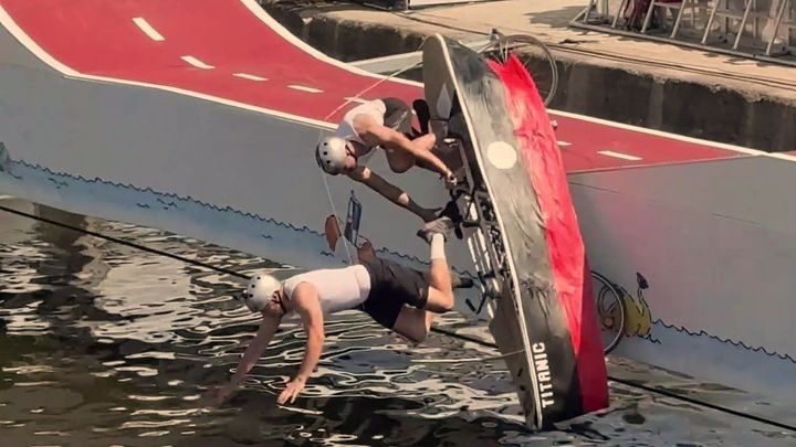 Rovnováha, odvaha i kreativita. Titanic lávku přes Vltavu nepřekonal, brzy šel ke dnu; Zdroj foto: Red Bull