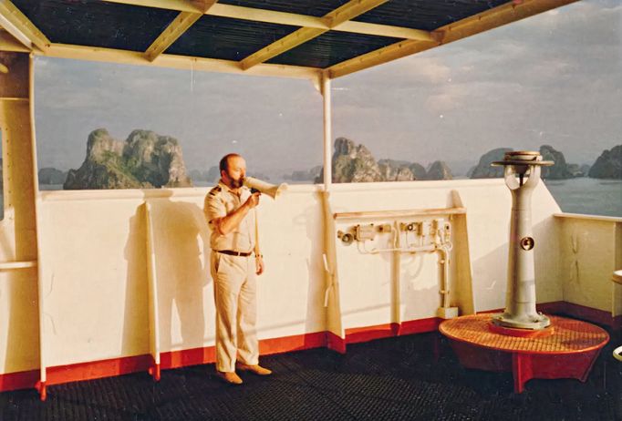 Kapitán Karel Zeman během své služby na palubě lodi Košice II. Fotografie z plavby v okolí Surabaji v Indonésii v roce 1993.