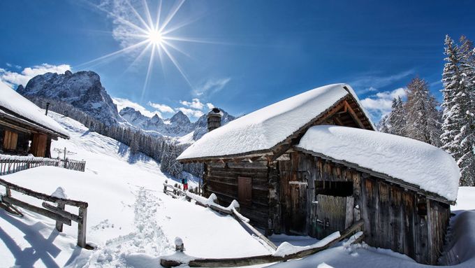 Zasluněná zimní krajina Východního Tyrolska