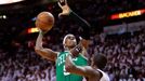 Basketbalista Rajon Rondo z Bostonu se snaží vstřelit koš přes Maria Chalmerse z Miami v semifinále play-off NBA 2012.