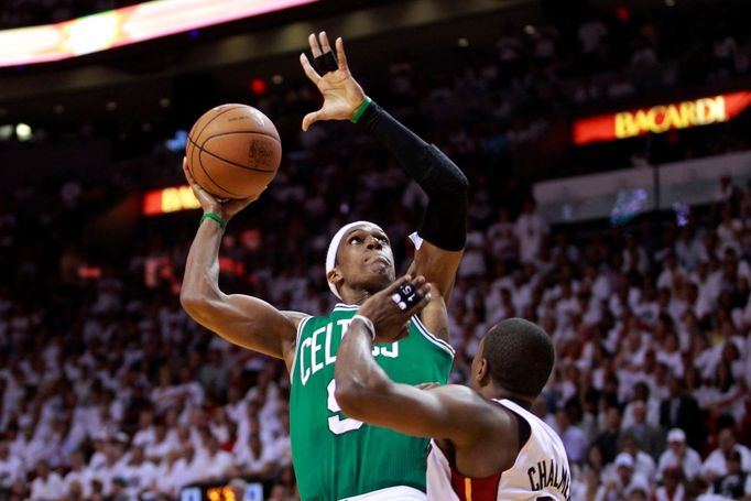 Basketbalista Rajon Rondo z Bostonu se snaží vstřelit koš přes Maria Chalmerse z Miami v semifinále play-off NBA 2012.