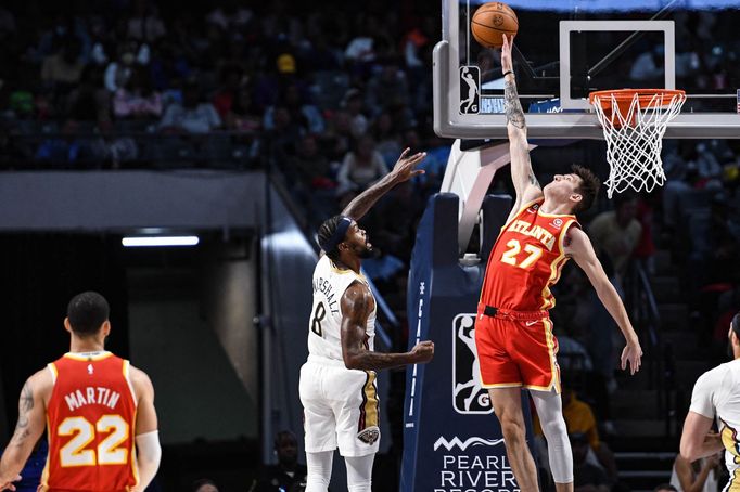 Hráč týmu NBA Atlanta Hawks Vít Krejčí (27)