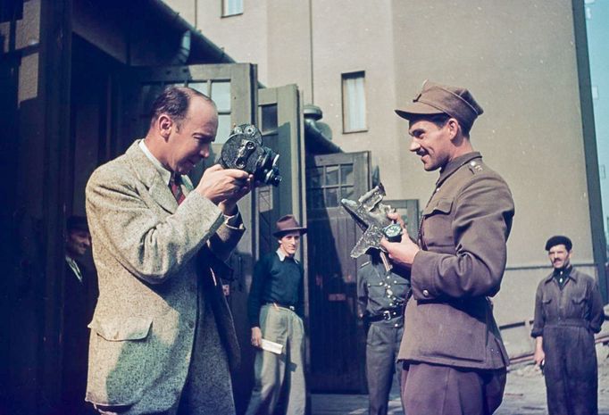 Americký novinář Julien Bryan fotografuje polského vojáka s částí sestřeleného německého bombardéru He-111. Varšava, 11. září 1939.