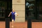 Novinářka běžela od soudu, aby doručila co nejrychleji zprávu. Její sprint v šatech se stal hitem