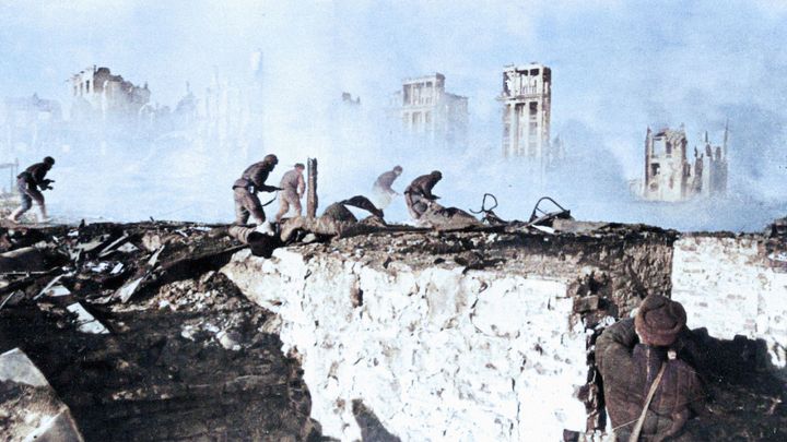 Řež ve Stalingradu obrazem: Německý útok zastavila zima a brutální odpor Sovětů; Zdroj foto: Aktuálně.cz, Kolorizace černobílého snímku: Dan Poláček, Zdrojová čb fotografie: ČTK