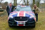 U SUV Jaguar F-Type pózuje Filip Turek, prezident českého Jaguar Klubu, a  herec Hynek Čermák.