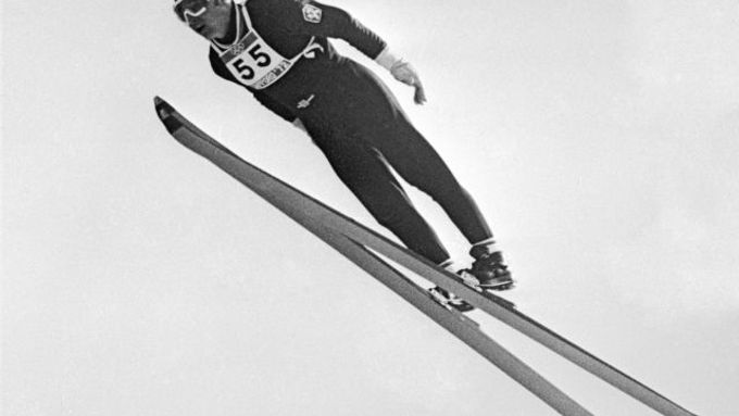 Čs. skokan na lyžích Jiří Raška skončil v závodě na 70 m můstku na pátém místě (únor 1972).