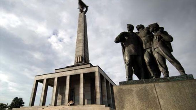 Bratislavský Slavín je zřejmě nejmonumentálnějším památníkem rudoarmějců v bývalém Československu. Polsko má ale pomníků pro padlé sovětské vojáky desetkrát víc než Češi a Slováci dohromady