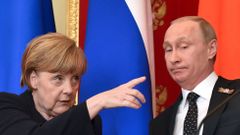 Merkelová a Putin na tiskové konferenci v Moskvě.