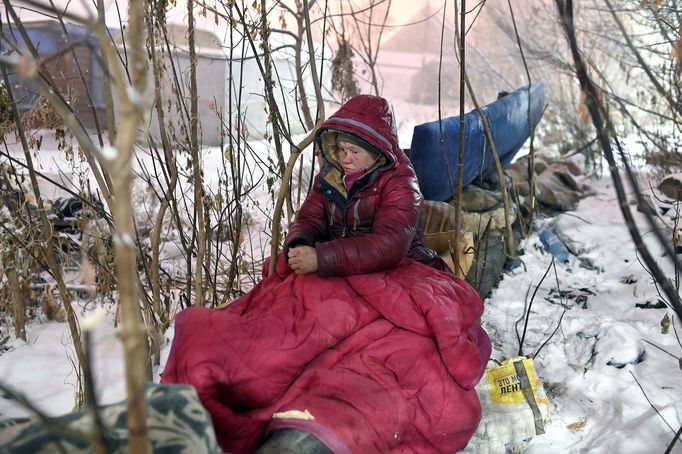 Život bezdomovců v třeskutých mrazech na Sibiři v Rusku.  19. 2. 2020