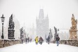 Sníh na Karlově mostě zastihl shodou náhod také fotografa Hospodářských novin.