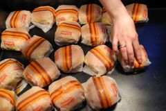 Plesnivé burgery i prošlé omáčky: Nový ruský "McDonald's" hasí stížnosti zákazníků