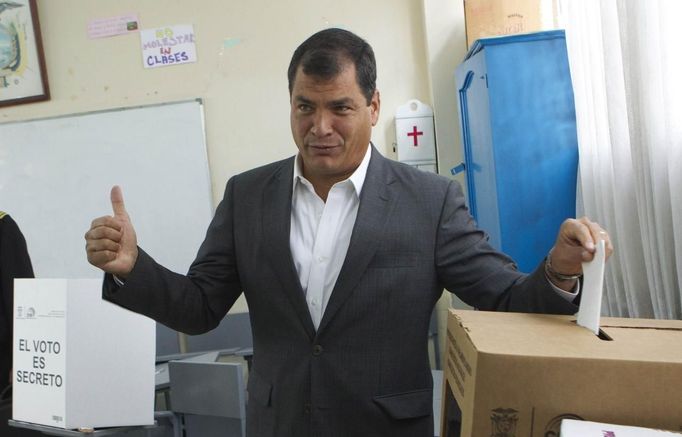 Rafael Correa odevzdává svůj hlas prezidentských volbách. Současná hlava státu má velkou šanci na obhajobu mandátu.