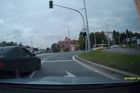 Video: Plzeňští policisté v civilu vytáhli zbraň na řidiče, který je upozornil na riskantní jízdu