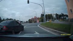 Plzeňští policisté v civilu vytáhli zbraň na řidiče, který je upozornil na riskantní jízdu