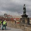 Reliéfy z Karlova mostu letí do Šanghaje
