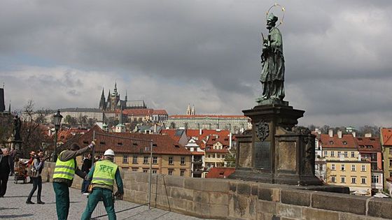 Osahané reliéfy z Karlova mostu letí do Šanghaje