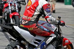 Útok na policistu. Motorkář do něj najel a zranil ho