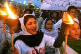 Kolem 5000 žen se shromáždilo ve východopákistánském Multánu. Mezi organizátorkami akce byla i Mukhtar Maiová, která se v roce 2002 stala obětí kolektivního znásilnění od členů jejího kmene a která je od té doby celosvětově známá jako bojovnice za ženská práva. Asi tisícovka žen, vesměs studentek, se dnes shromáždila před pákistánským parlamentem v metropoli Islámábádu a požadovala zrušení zákona ztěžujícího obvinění ze znásilnění. Podle této normy jsou násilníci fakticky zvýhodňováni před obětí, protože ta musí sehnat čtyři očité svědky. Tyto zločiny se ale vzácně stanou na veřejnosti. Zhruba 300 demonstrantek vyšlo se stejným požadavkem do ulic Karáčí na jihu země. Pákistánskou společnost sužují také zločiny "cti", při nichž příbuzní zabíjejí ženy kvůli nemanželskému poměru či pouhému odmítnutí se provdat za vybraného ženicha.