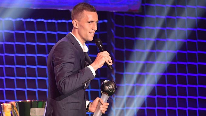 Tomáš Souček přebírá ocenění LFA pro nejlepšího fotbalistu sezony.