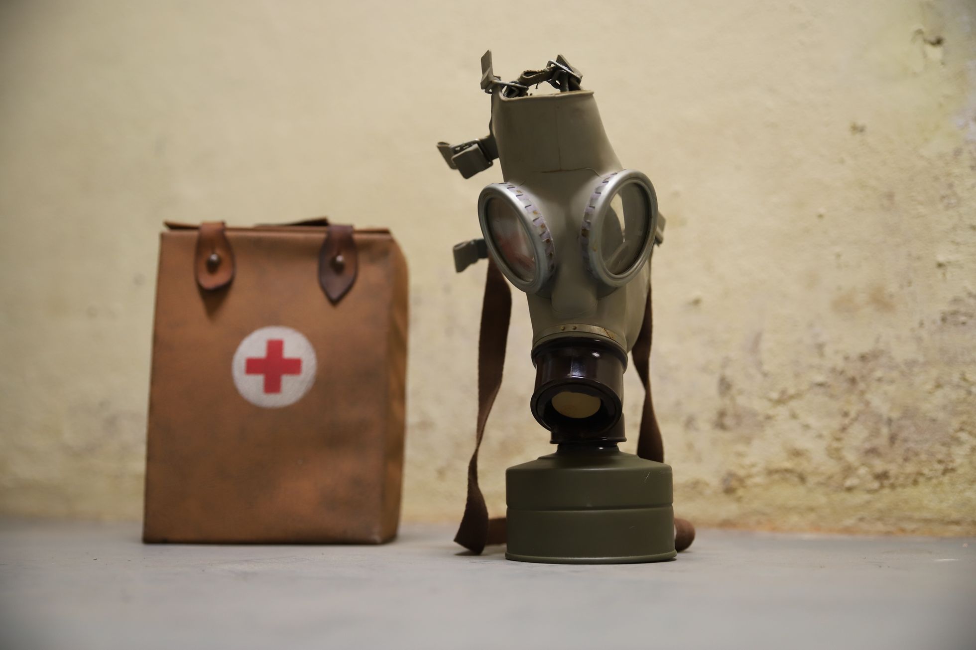 kryt plynová maska lékárnička retro