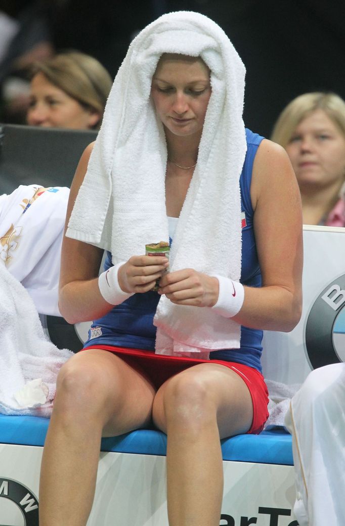 Česká tenistka Petra Kvitová v utkání Fed Cupu 2012 proti Srbce Aně Ivanovičové.