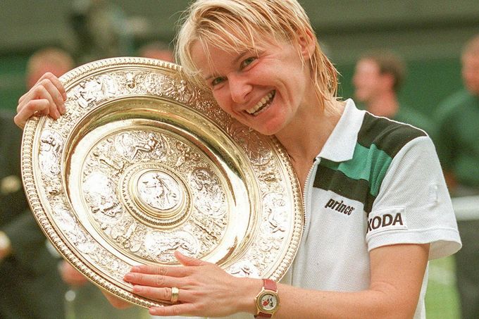 Tenistka Jana Novotná v roce 1998. Na snímku během tenisového turnaje na Wimbledonu, kde v roce získala grandslamový titul.