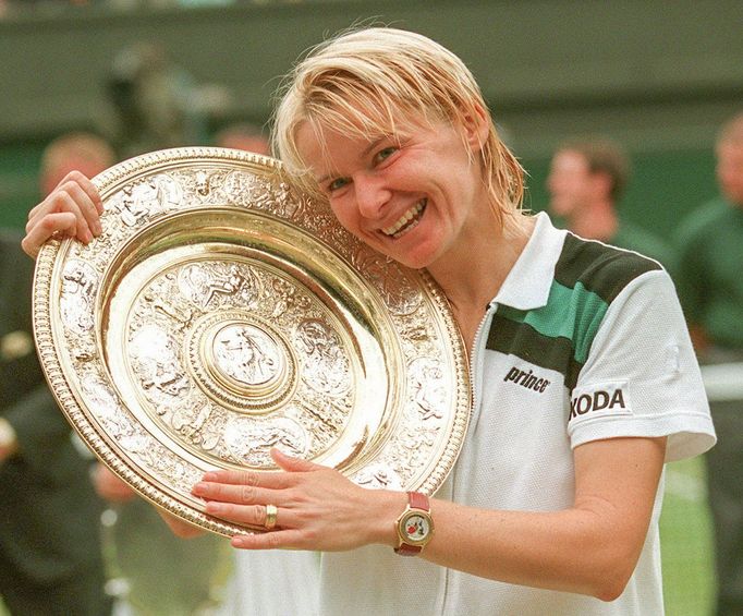 Tenistka Jana Novotná v roce 1998. Na snímku během tenisového turnaje na Wimbledonu, kde v roce získala grandslamový titul.