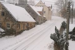 Přes Česko jde silné sněžení. Může komplikovat dopravu, na horách hrozí závěje