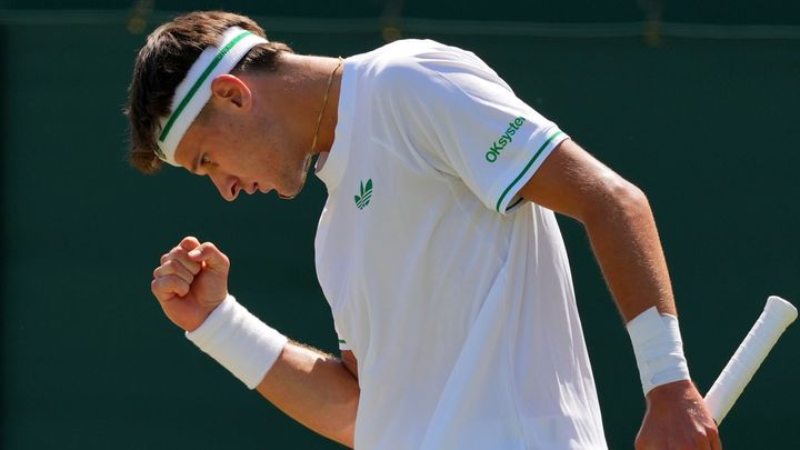 Menšík nedovolil drama, přes Američana přešel do třetího kola Wimbledonu; Zdroj foto: Reuters