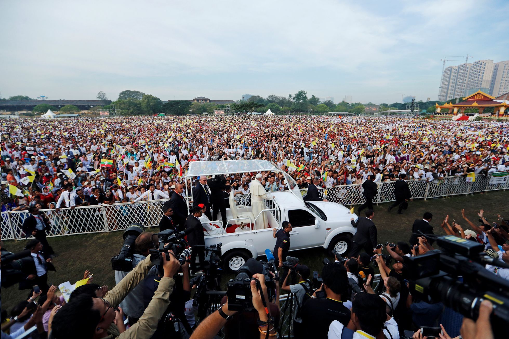 Papež František během návštěvy v Barmě