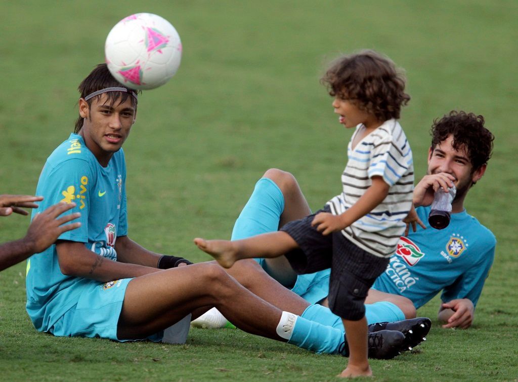 Neymar a Pato na tréninku brazilské fotbalové reprezentace před OH Londýn 2012