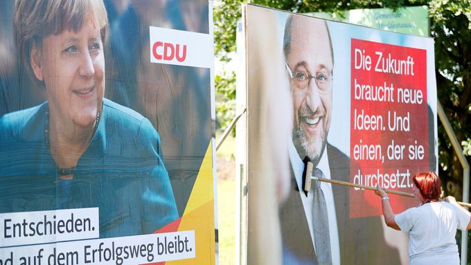 Předvolební plakáty Angely Merkelové a Martina Schulze.