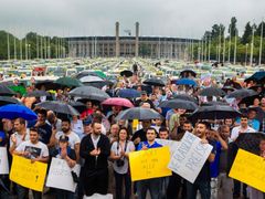 Protest berlínských taxikářů před Olympijským stadionem.