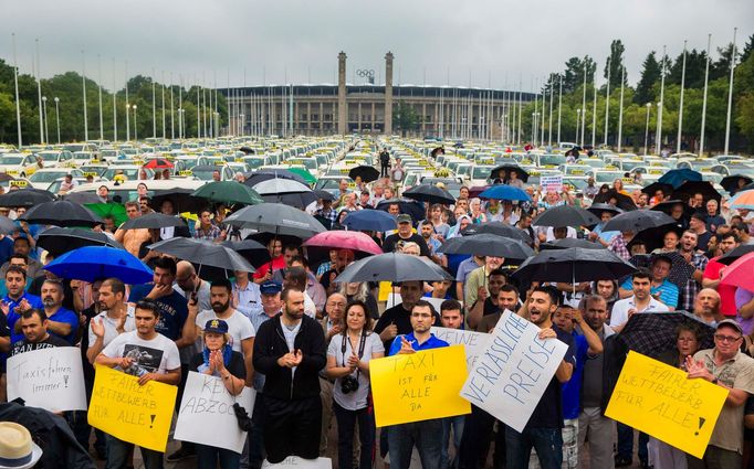 Protest berlínských taxikářů před Olympijským stadionem.