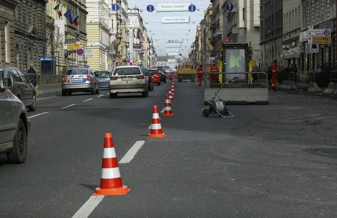 Kvůli odstranění jednoho pruhu v Legerově ulici musely být dočasně uzavřeny pruhy dva.