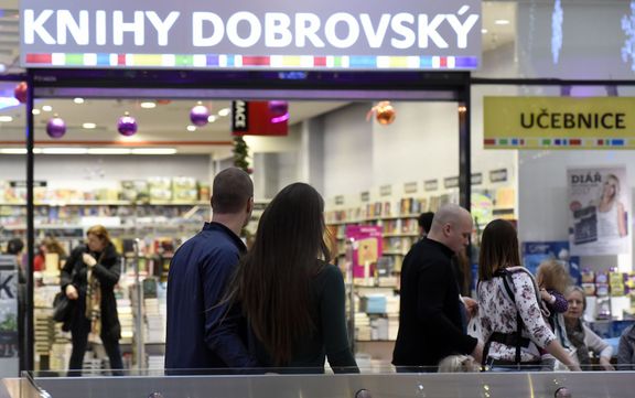 Pobočka Knihy Dobrovský v ostravském obchodním centru Nová Karolina z doby před krizí.
