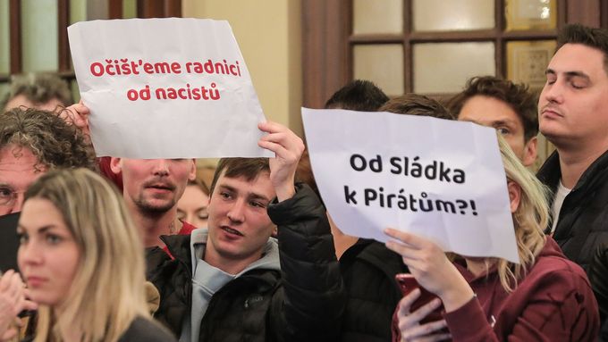 Foto: Bouřlivé hlasování na Praze 1. Čižinský odvolán, v radě usednou trestně stíhaní