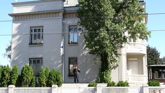 Ostraha hlídkuje na střeše buňky u izraelského velvyslanectví v Praze.