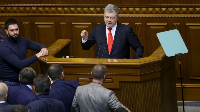Prezident Petro Porošenko v ukrajinském parlamentu.