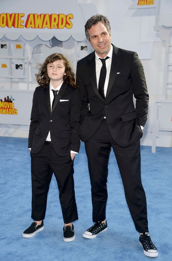 Mark Ruffalo and his daughter arrive at the 2015 MTV Movie Awards in Los Angeles