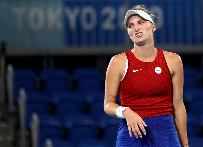 Markéta Vondroušová ve finále OH 2020 proti Belindě Bencicové