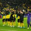 Hráči Borussie slaví vítězství v zápase se Slavií