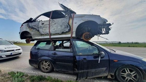 Ford Focus s nebezpečným nákladem.