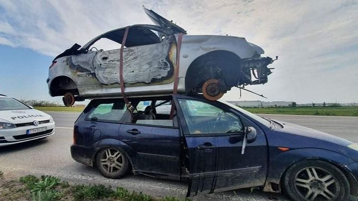 Tady někdo přijde o papíry. V Trnavě zastavili auto s ohořelým vrakem na střeše; Zdroj foto: Facebook / Polícia SR - Trnavský kraj