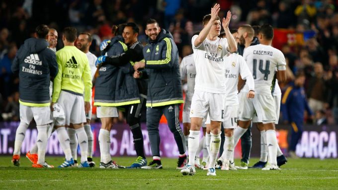 Fotbalisté Realu Madrid se radují na hřišti Barcelony.