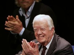 Poblahopřát Mandelovi přiletěl také Richard Branson, majitel společnosti Virgin ,a bývalý americký prezident Jimmy Carter